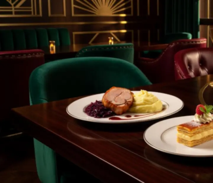 Galeria Wonderstar s. r. o. z autorskimi daniami, wnętrzem restauracyjnego bistro oraz detalami pokerowych stołów z kartami i żetonami.
