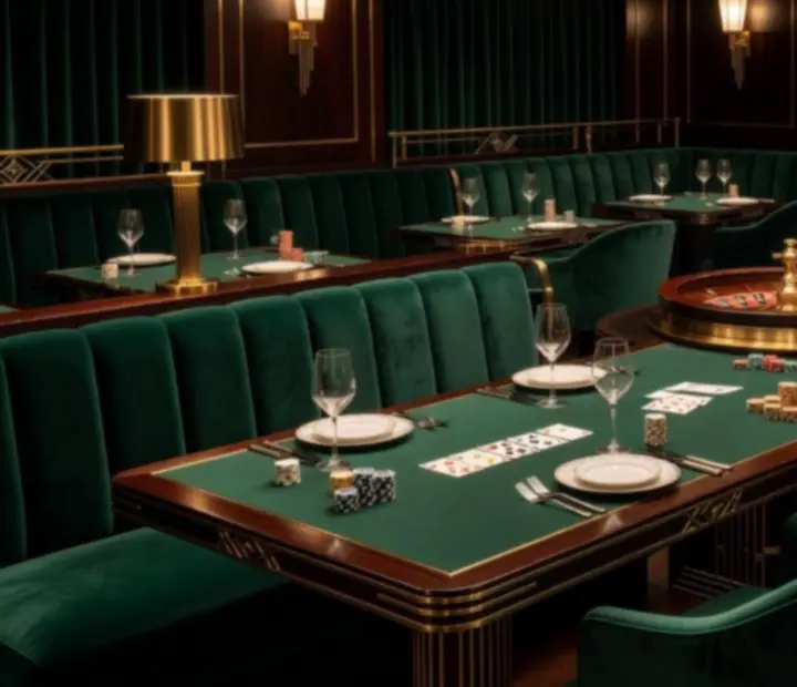 Kinowa sceneria wnętrza restauracji Wonderstar s. r. o. z elegancko zastawionymi stolikami oraz dyskretnie wkomponowaną strefą pokerowych stołów, ruletki i blackjacka.